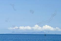 青い空と海、白い雲をみたときの飛蚊症のようす