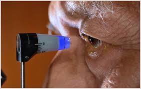 緑内障で通院中の男性患者、ゴールドマン眼圧測定器で検査